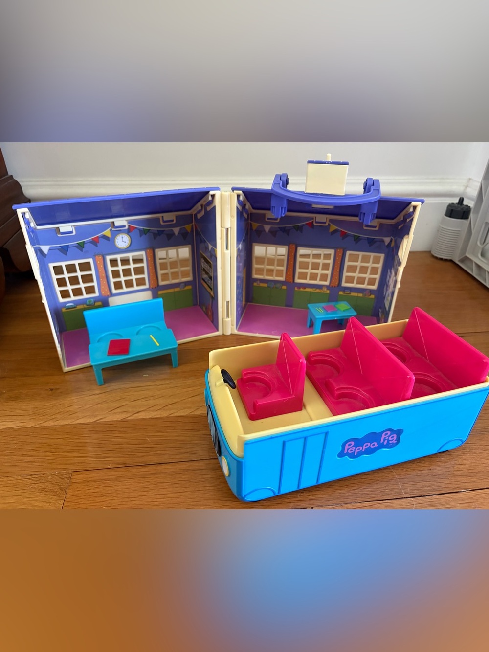 Peppa Big School House and Rare Blue bus that makes sounds